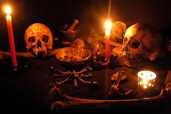 চন্দ্রগ্রহণে তিন মাসের শিশু বলি দিয়ে মাথা রাখা হলো ছাদে