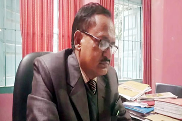 সাংবাদিকের পকেটে জোরপূর্বক টাকা দিলেন শিক্ষা অফিসার!