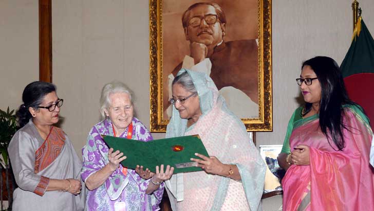 যুক্তরাজ্যের লুসিকে নাগরিকত্ব দিল বাংলাদেশ