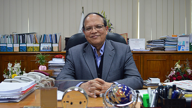 গাভীর দুধ নিয়ে বাজারে গিয়ে বিক্রি করতাম : ড. আতিউর রহমান