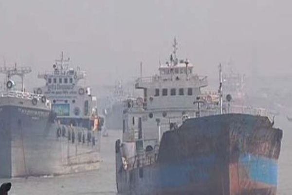 পদক্ষেপ নিয়েও কাটছে না লাইটারেজ জাহাজের সংকট