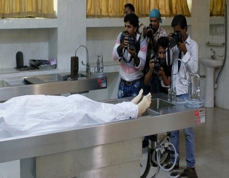 ময়নাতদন্তের সময় যুবকের বেচেঁ ওঠা!