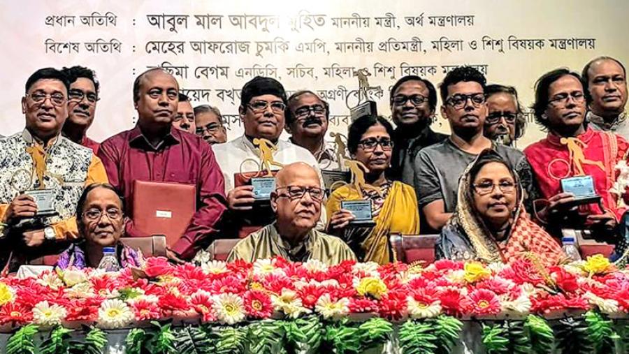 শিশুসাহিত্যে পুরস্কার পেলেন ৩৯ সাহিত্যিক