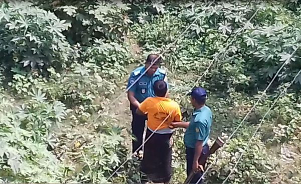 রাবিতে মাদকসেবনরত অবস্থায় যুবক আটক