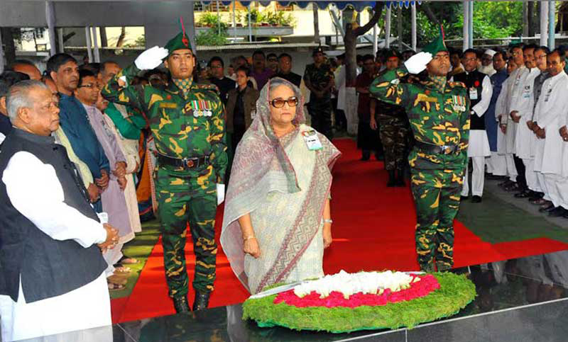 বঙ্গবন্ধুর প্রতিকৃতিতে প্রধানমন্ত্রীর শ্রদ্ধা