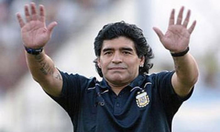 পদত্যাগ করছেন ম্যারাডোনা