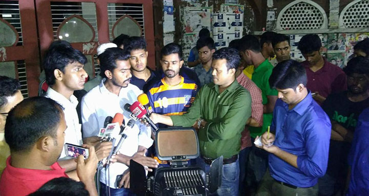 গভীর রাতে ছাত্রীদের হল থেকে বের করে দেয়ায় আজ বিকেলে বিক্ষোভ মিছিল করবে শিক্ষার্থীরা