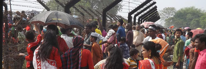 নববর্ষের শুভেচ্ছা: সীমান্তে দু’বাংলার মানুষের মিলনমেলা