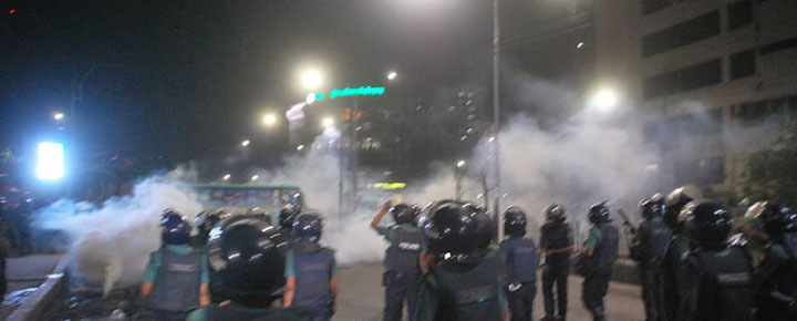 পুলিশের টিয়ারসেলে ছত্রভঙ্গ কোটা সংস্কার আন্দোলনকারীরা