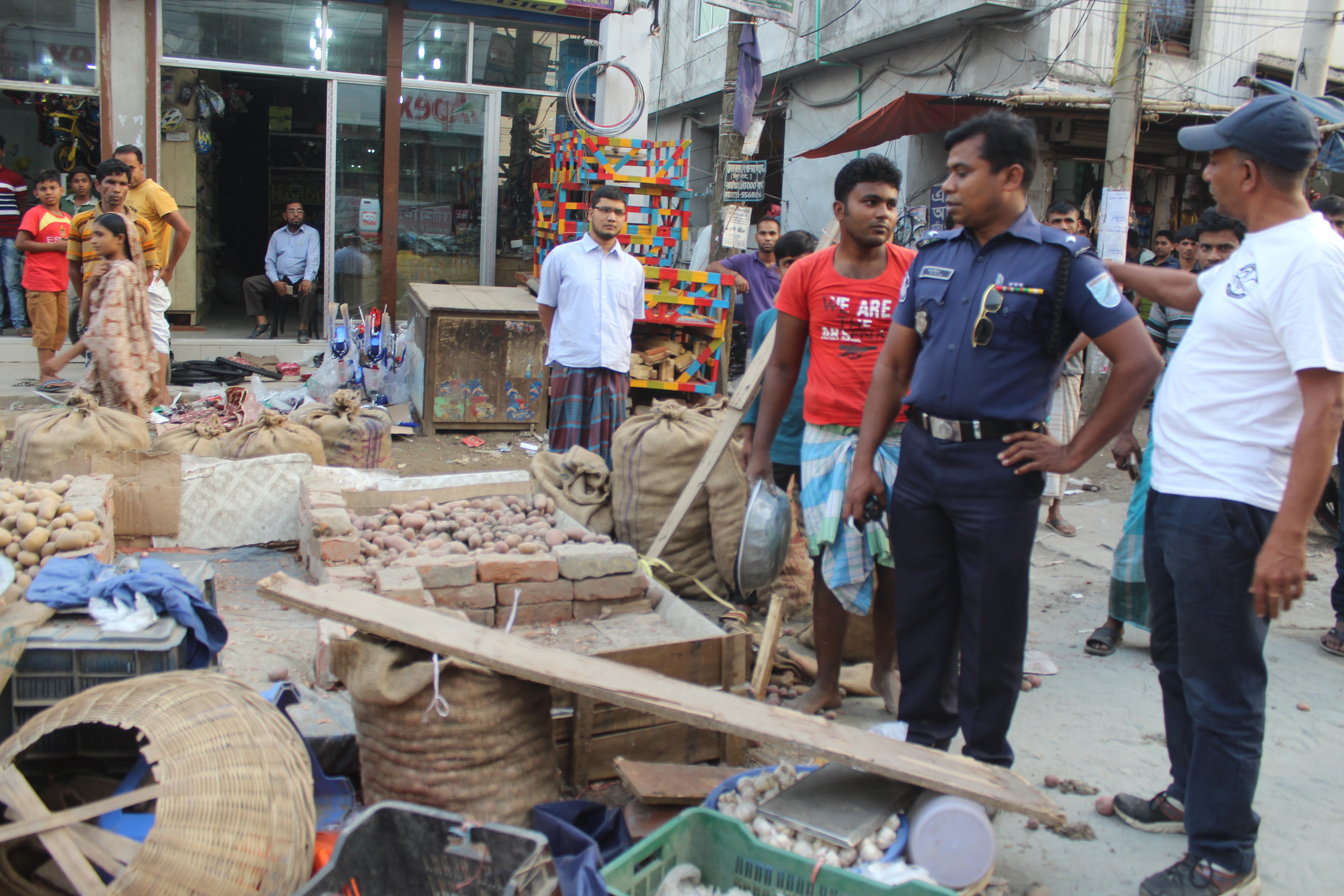 আশুলিয়ায় তিন শতাধিক অবৈধ স্থাপনা উচ্ছেদ