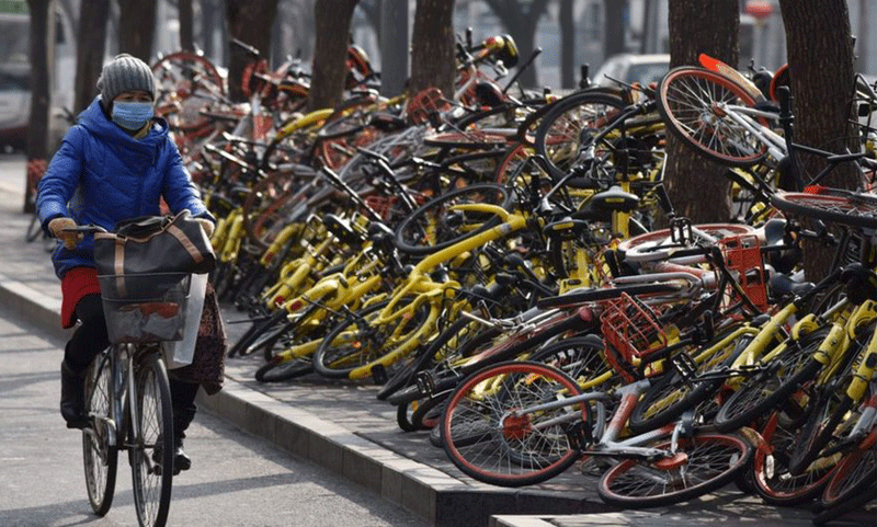 চীনে বিভিন্ন শহরজুড়ে বাইসাইকেলের পাহাড়