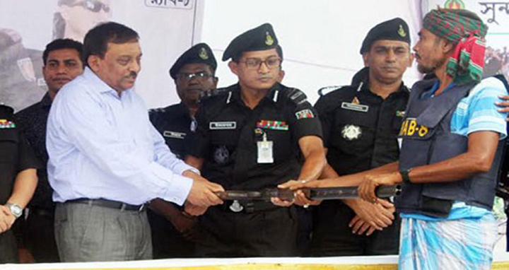 সুন্দরবনের ৫৭ বনদস্যুর আত্মসমর্পণ