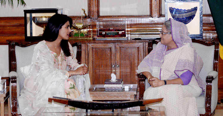 শেখ হাসিনার প্রতি কৃতজ্ঞ প্রিয়াঙ্কা চোপড়া