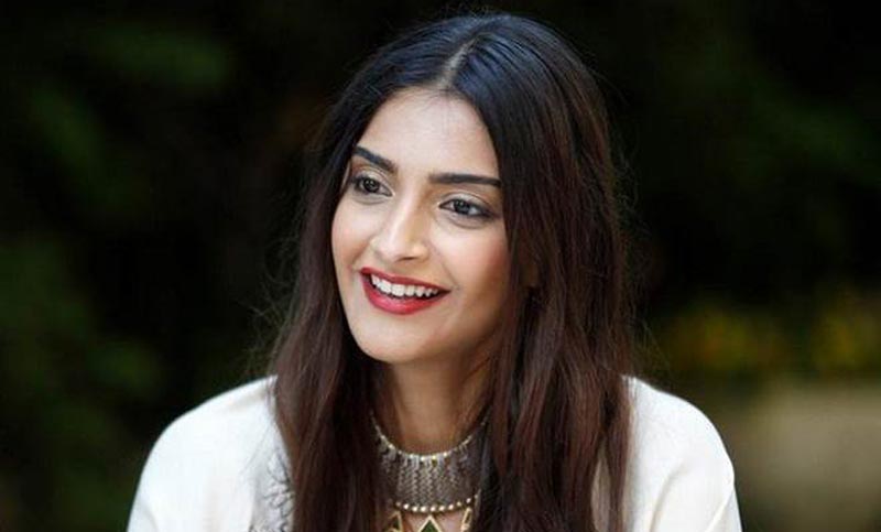 বিয়েতে স্বামীকে কী উপহার দিচ্ছেন সোনম