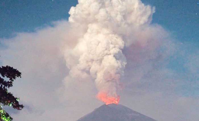ভয়ঙ্কর রূপ নিয়েছে আগুং আগ্নেয়গিরি