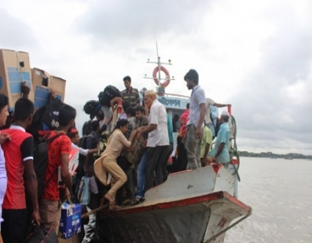 শিমুলিয়া ঘাটে যানবাহনের চাপ, যাত্রীদের ভোগান্তি