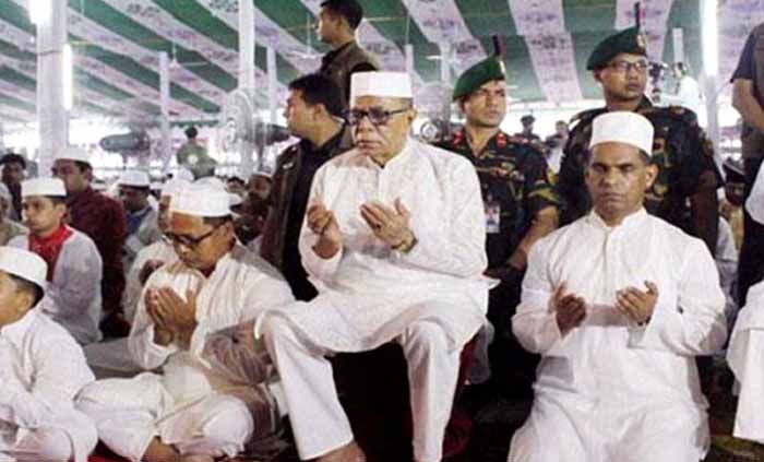 ঈদ জামাতে মুসলিম বিশ্বের শান্তি ও সমৃদ্ধি কামনা করে মোনাজাত