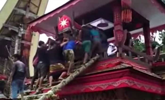 মায়ের কফিনের নিচে চাপা পড়ে ছেলের মৃত্যু!