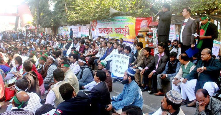 রাজপথে তীব্রতর হচ্ছে এমপিওভুক্তির আন্দোলন