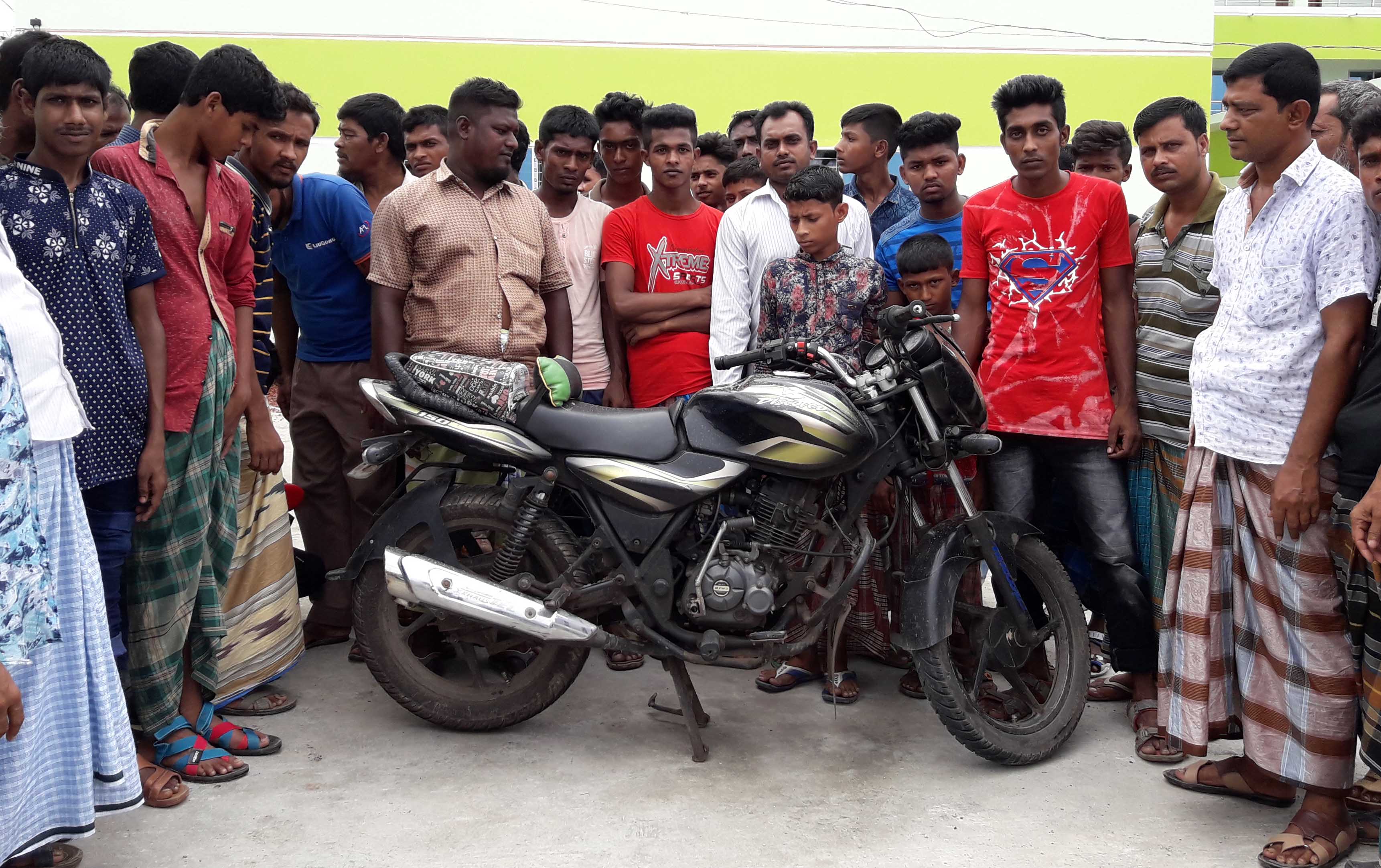 মংলায় পুলিশ পরিচয় ৩ ছিনতাইকারী আটক, গতিরোধ করতে গিয়ে মটরসাইকেলের আঘাতে এক যুবকের মৃত্যু