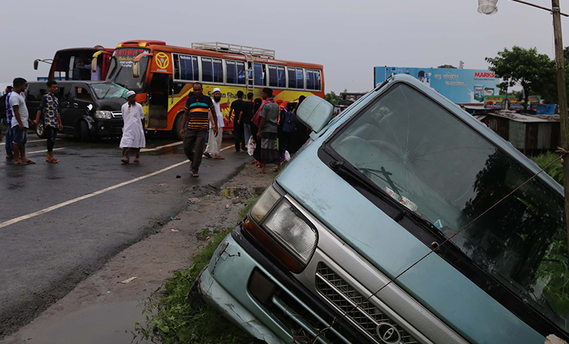 খন্দকার মোশাররফের গাড়িবহরে বাসের ধাক্কা: ছাত্রদল নেতা নিহত