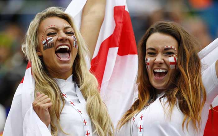 রাশিয়া বিশ্বকাপ: গ্যালারিতে উষ্ণতা ছড়ালেন ব্রিটিশ সুন্দরীরা