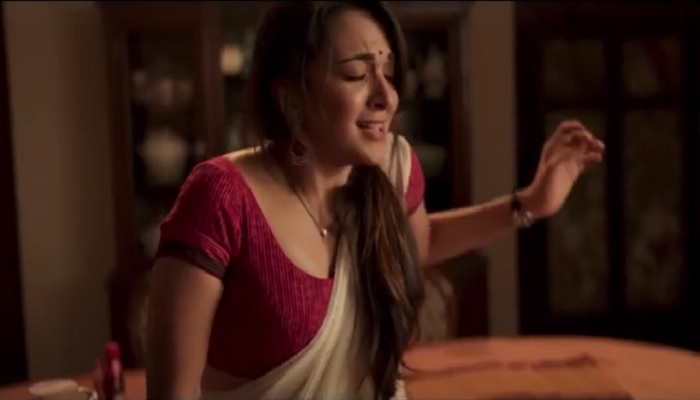 প্রকাশ্যে পর্দায় অভিনেত্রীর এ কি কাণ্ড!