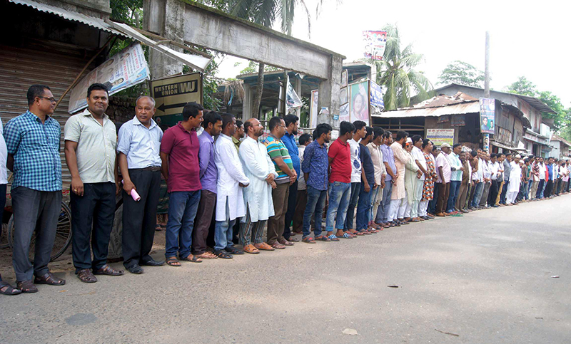 মঠবাড়িয়ায় সমাজ সেবা কর্মকর্তার ওপর হামলার বিচার দাবিতে মানববন্ধন