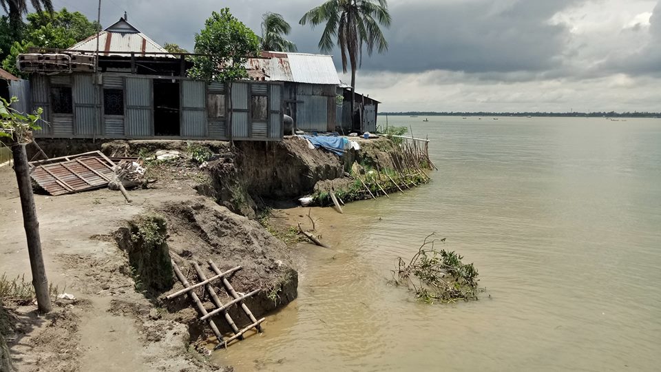 গজারিয়ার ইসমানির চরে ভিটেমাটি হারাচ্ছে শত শত পরিবার