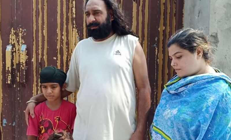 পাকিস্তানে শিখ পুলিশকে সপরিবারে বাড়ি থেকে উৎখাত!