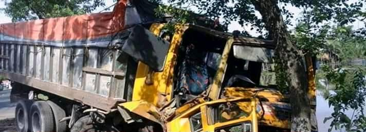 মোংলা-খুলনা মহাসড়কের ট্রাক ও প্রাইভেট কারের মুখোমুখি সংঘর্ষে নিহত ১ প্রকৌশলী, আহত-৩