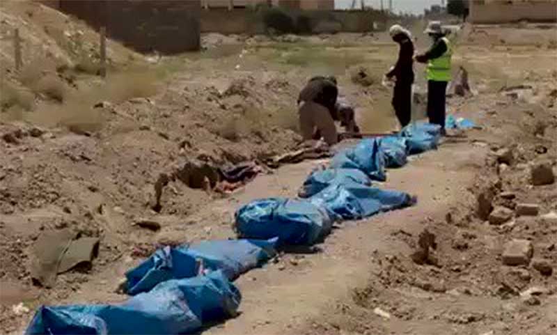 রাক্কায় তিন গণকবরে সহস্রাধিক মৃতদেহ, অধিকাংশই নারী ও শিশু
