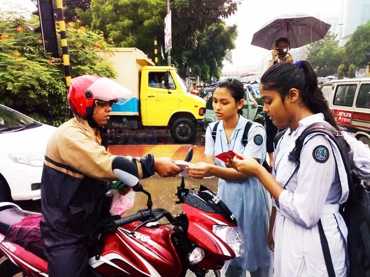 সব বাঁধা ‍উপেক্ষা করে গাড়ির লাইসেন্স পরীক্ষায় শিক্ষার্থীরা
