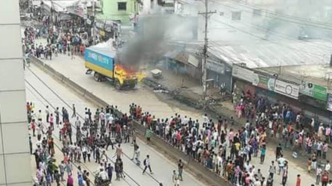 গাজীপুরে কাভার্ডভ্যান চাপায় কলেজছাত্রী নিহত