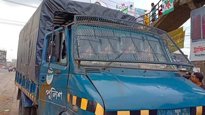 সিদ্ধিরগঞ্জে স্কুলড্রেস পরা দুর্বৃত্তের হামলা, ২ পুলিশ আহত