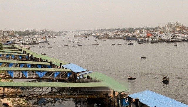 সদরঘাট থেকে দক্ষিনাঞ্চলগামী লঞ্চ সরিয়ে নিয়েছে মাস্টাররা