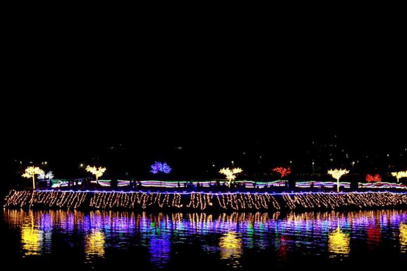 বর্ণিল আলোকছটায় উজ্জ্বল সফলতা