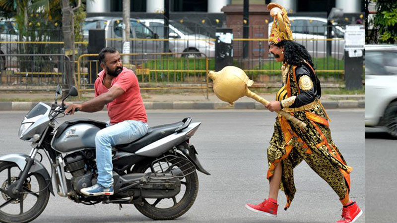 হেলমেটবিহীন পথে নামলেই পিছনে ছুটবেন ‘যমরাজ’!