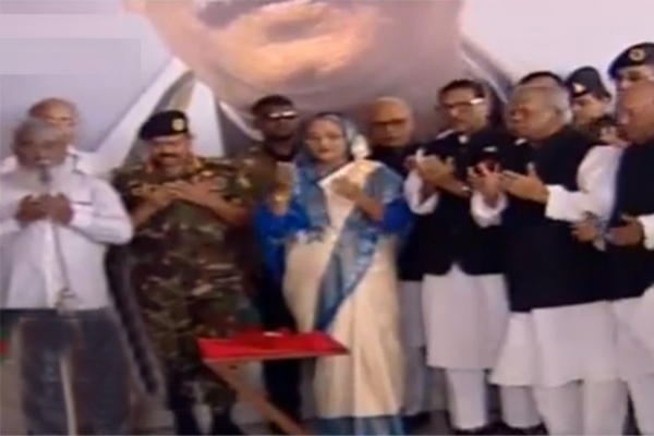 পদ্মা সেতুর নামফলক উন্মোচন করলেন প্রধানমন্ত্রী