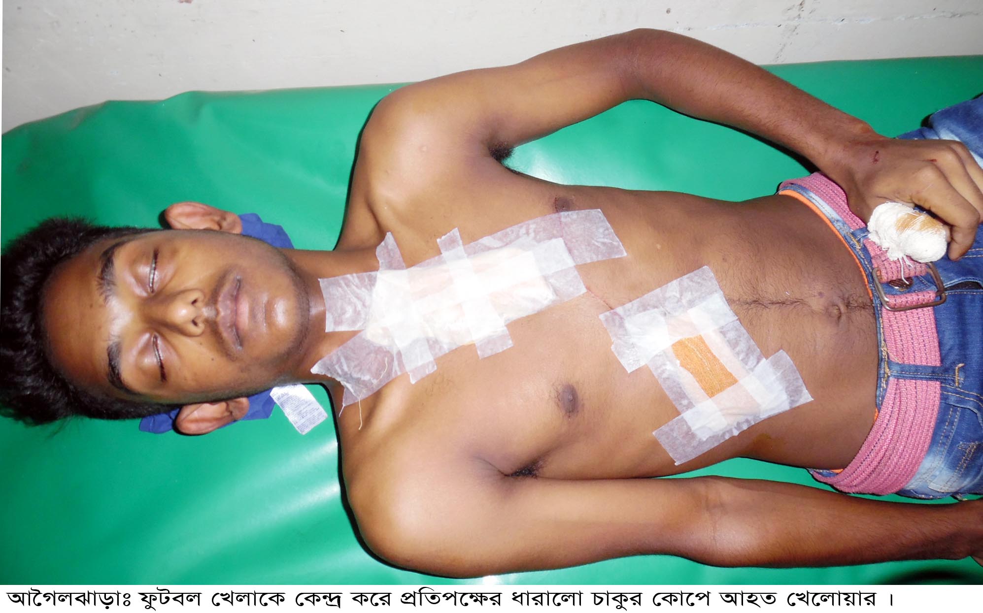 আগৈলঝাড়ায় ফুটবল খেলাকে কেন্দ্র করে তিন জনকে কুপিয়ে আহত