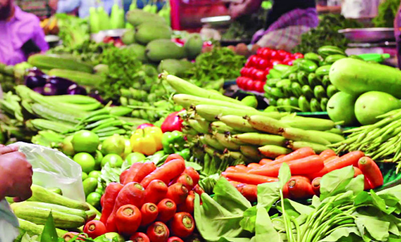 বাজারভর্তি শীতের সবজি, দাম চড়া