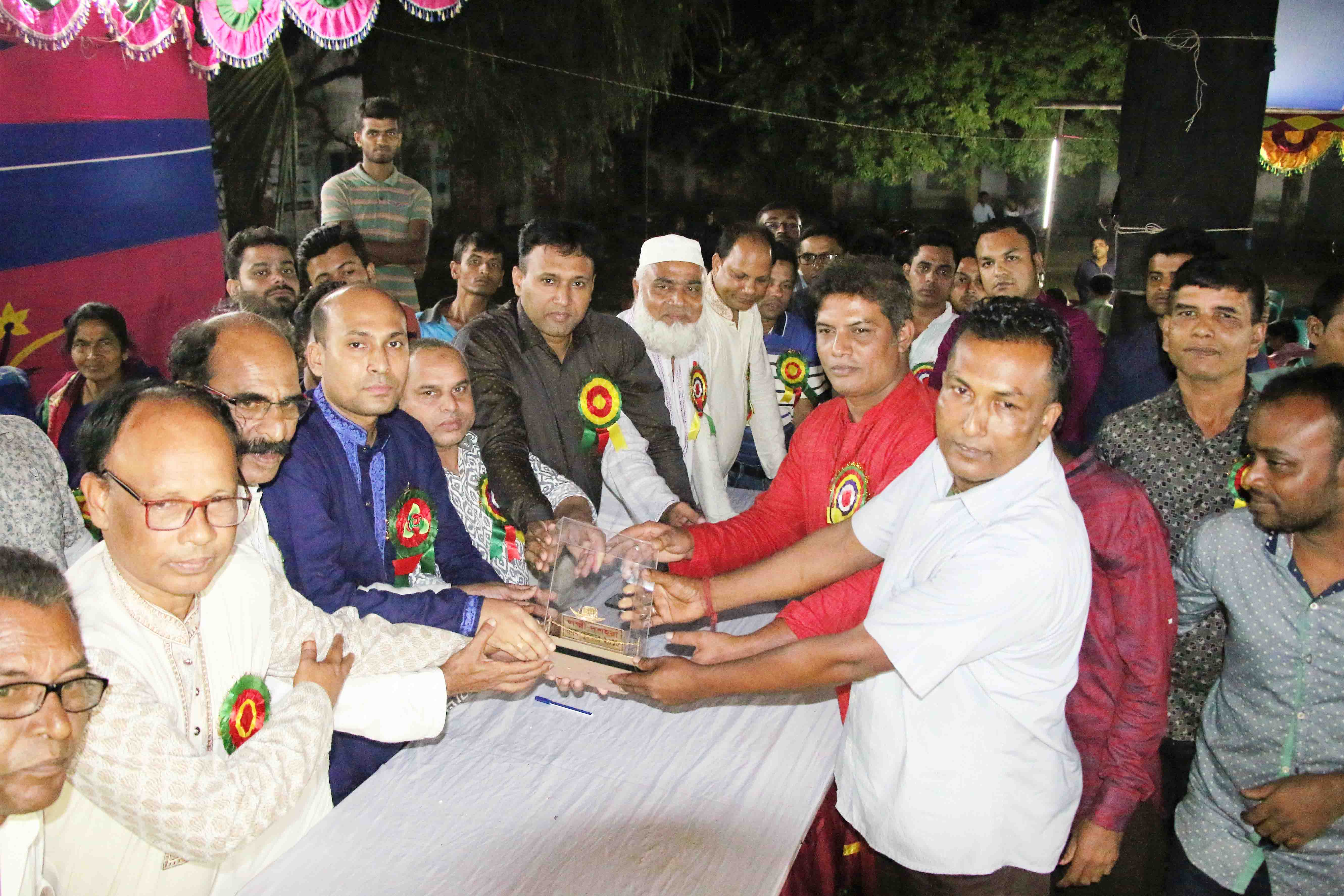 আগৈলঝাড়ায় লক্ষ্মী দশহরা ও মেলা : প্রথম স্থান অধিকারী অসিম কীর্ত্তনীয়া পেলেন- স্বর্ণের নৌকা