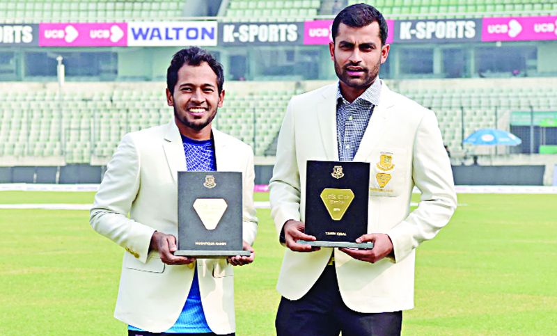 ১০ হাজার রানের মাইলফলক ছোঁয়ার জন্য সম্মাননা