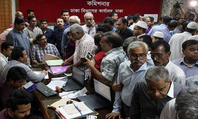 শেষ দিনে মনোনয়নপত্র জমা দিচ্ছেন বিভিন্ন দলের প্রার্থীরা