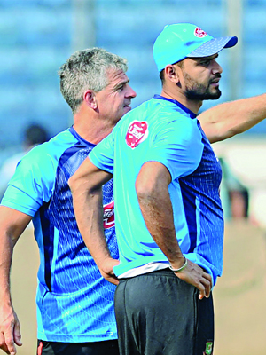 হেমন্তে থেমে যাচ্ছে বসন্তদিনের গান!