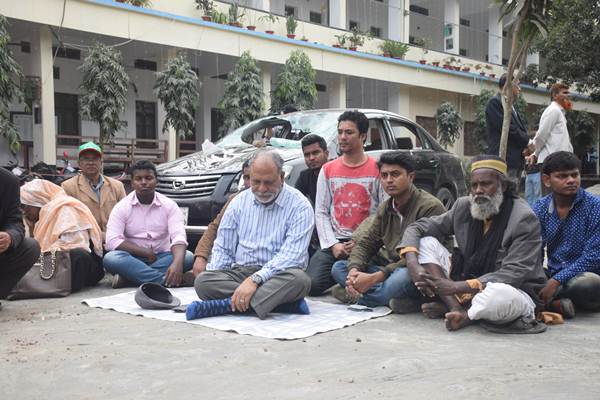 টাঙ্গাইলে গাড়ি বহরে হামলার প্রতিবাদে লতিফ সিদ্দিকীর অবস্থান কর্মসূচি ॥ আহত ২৫, ওসির প্রত্যাহার দাবি