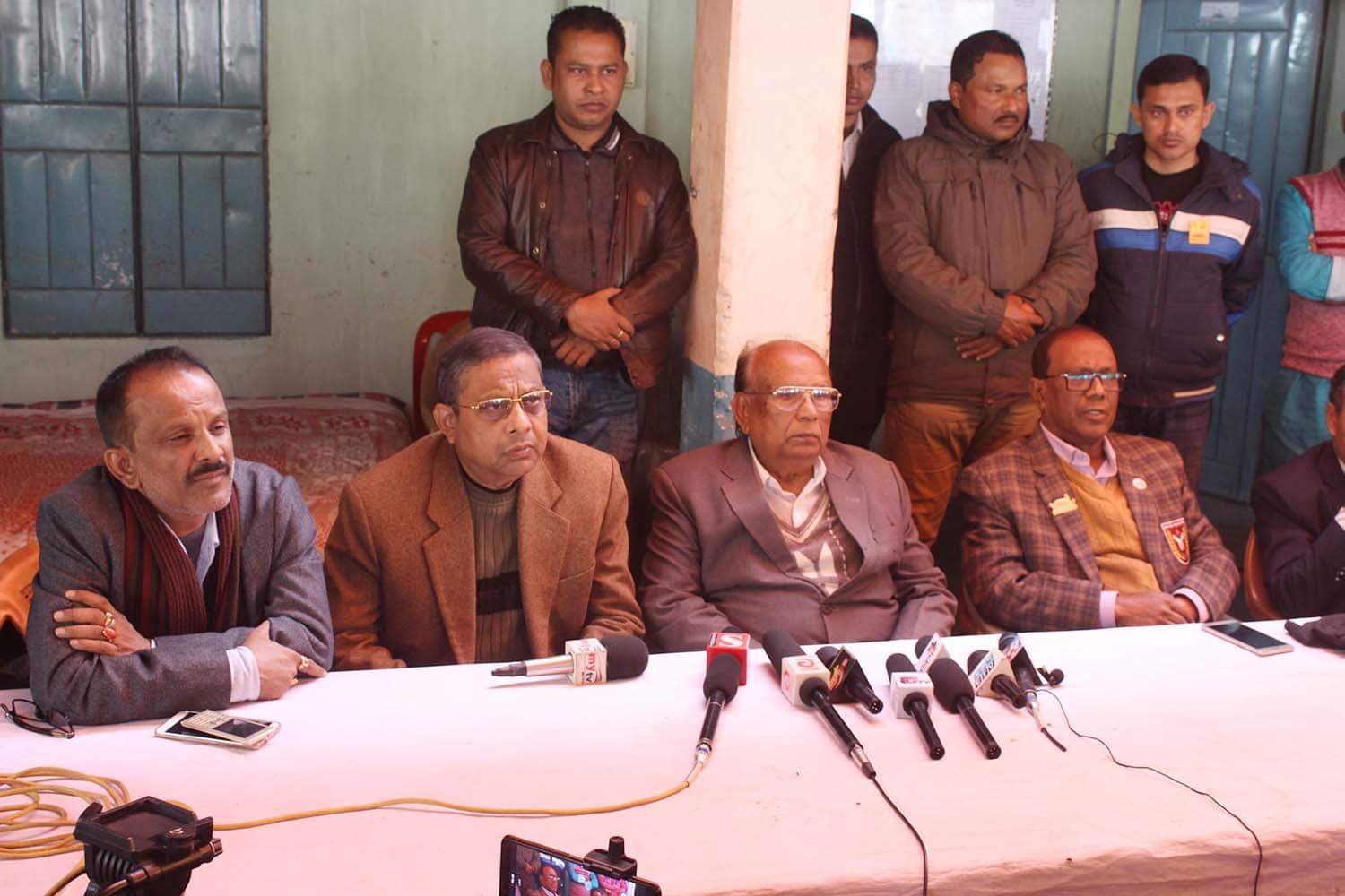 ঠাকুরগাঁও-১ আসনে সংখ্যালঘুদের ঘর-বাড়িতে আগুন দেয়াসহ নির্যাতনের অভিযোগে আ’লীগ প্রার্থীর সংবাদ সম্মেলন