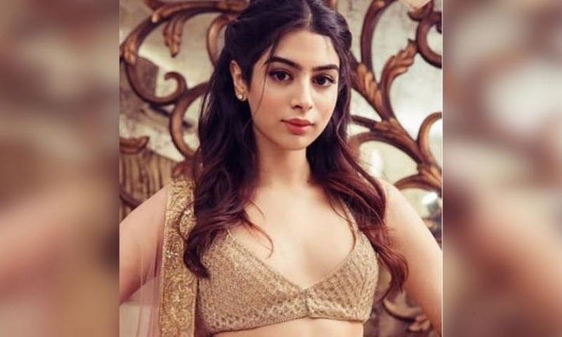 করণের হাত ধরে বলিউডে শ্রীদেবীর মেয়ে খুশি