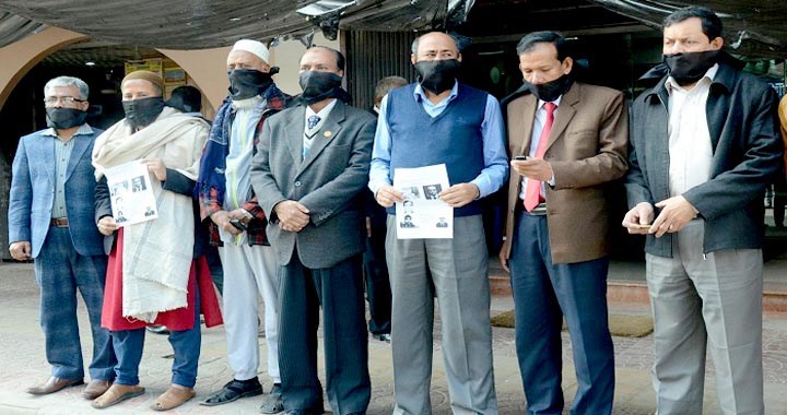 ডিএসই’র সামনে মুখে কালো কাপড় বেঁধে বিনিয়োগকারীদের মানববন্ধন