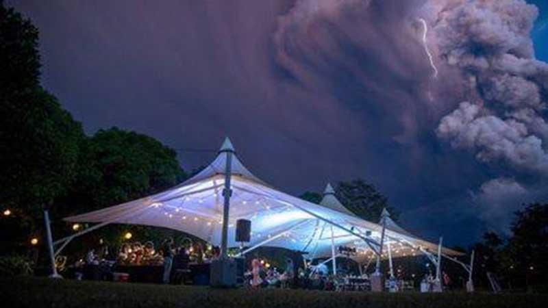 ফিলিপাইনে জ্বলন্ত আগ্নেয়গিরির উপত্যকায় বিয়ের অনুষ্ঠান!